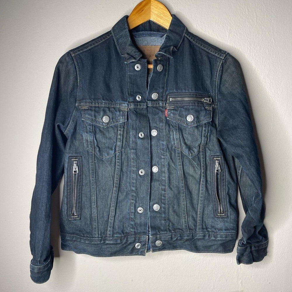 Levi’s trucker style jacket women’s medium